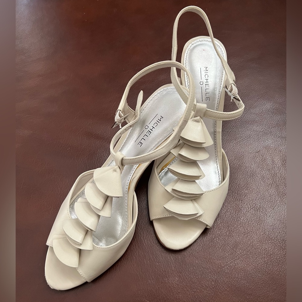 Ruffled heel size 8.5 Ivory